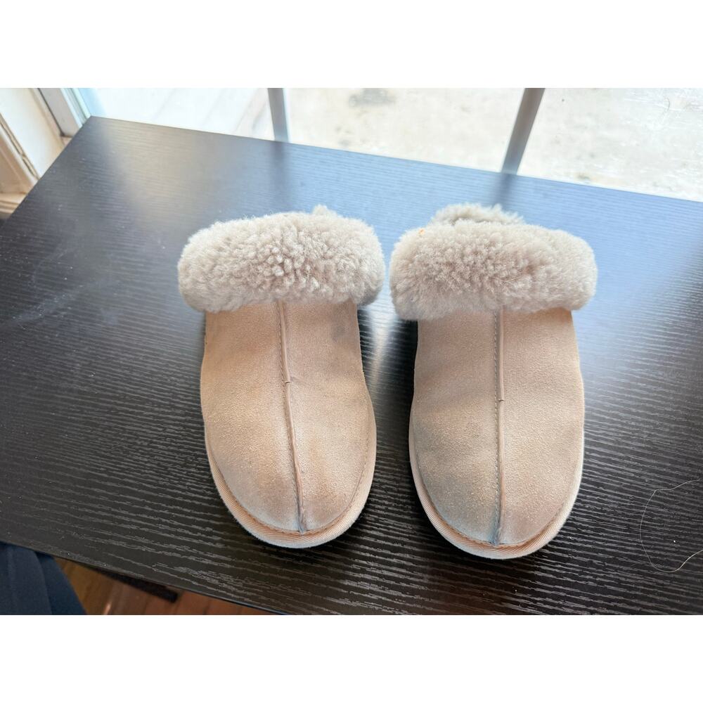 UGG Scuffette Slippers Beige Sheepskin Lined Suede Women’s Size 9